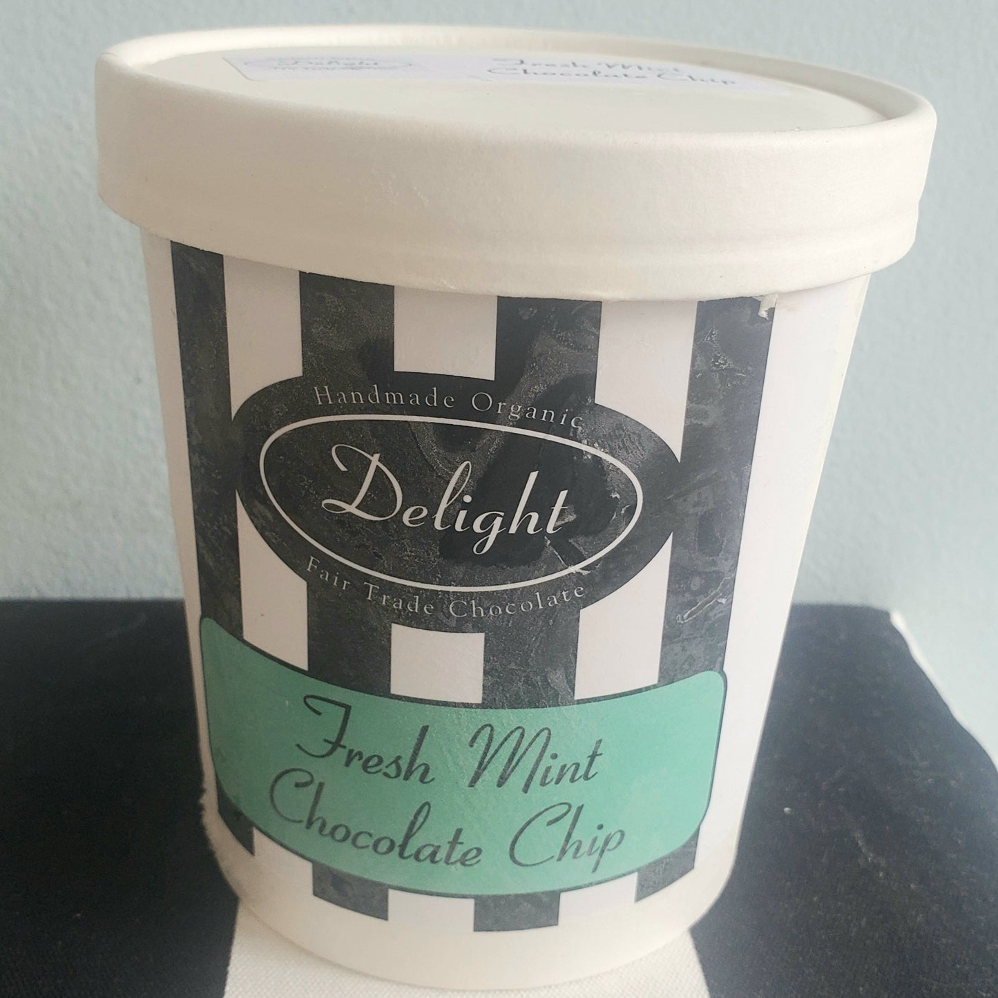 Crème glacée aux pépites de chocolat et à la menthe fraîche