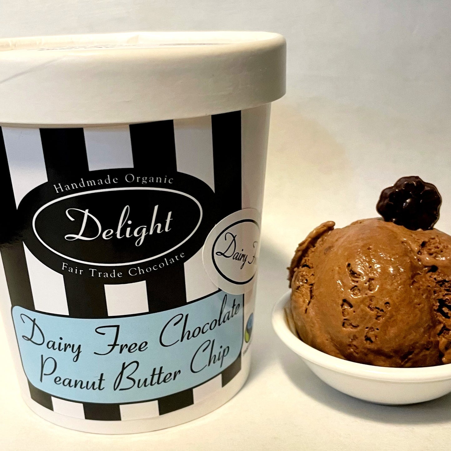 Crème glacée aux pépites de beurre de cacahuète et au chocolat sans produits laitiers