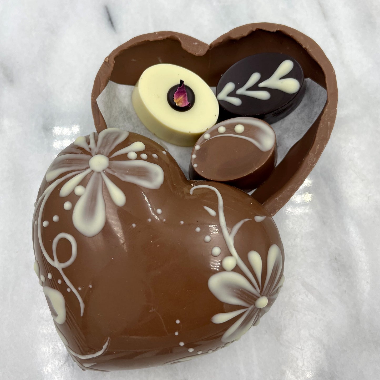 Boîte coeur en chocolat peinte à la main avec trois chocolats