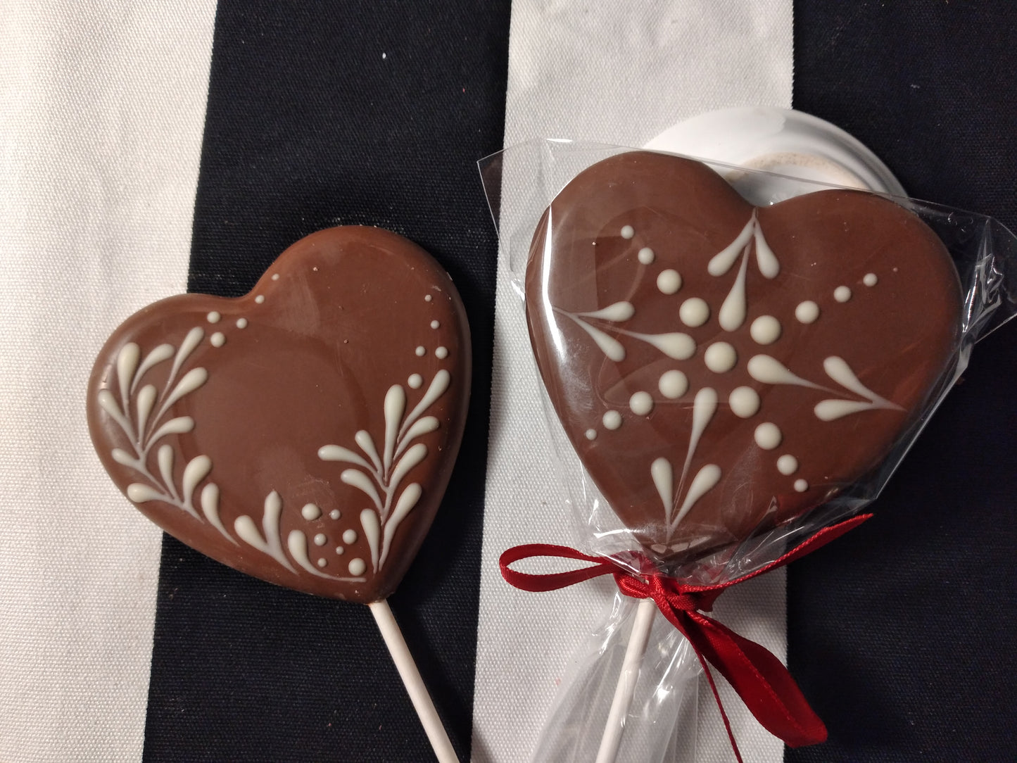 Délice des sucettes en forme de cœur de Saint-Valentin au chocolat peintes à la main.