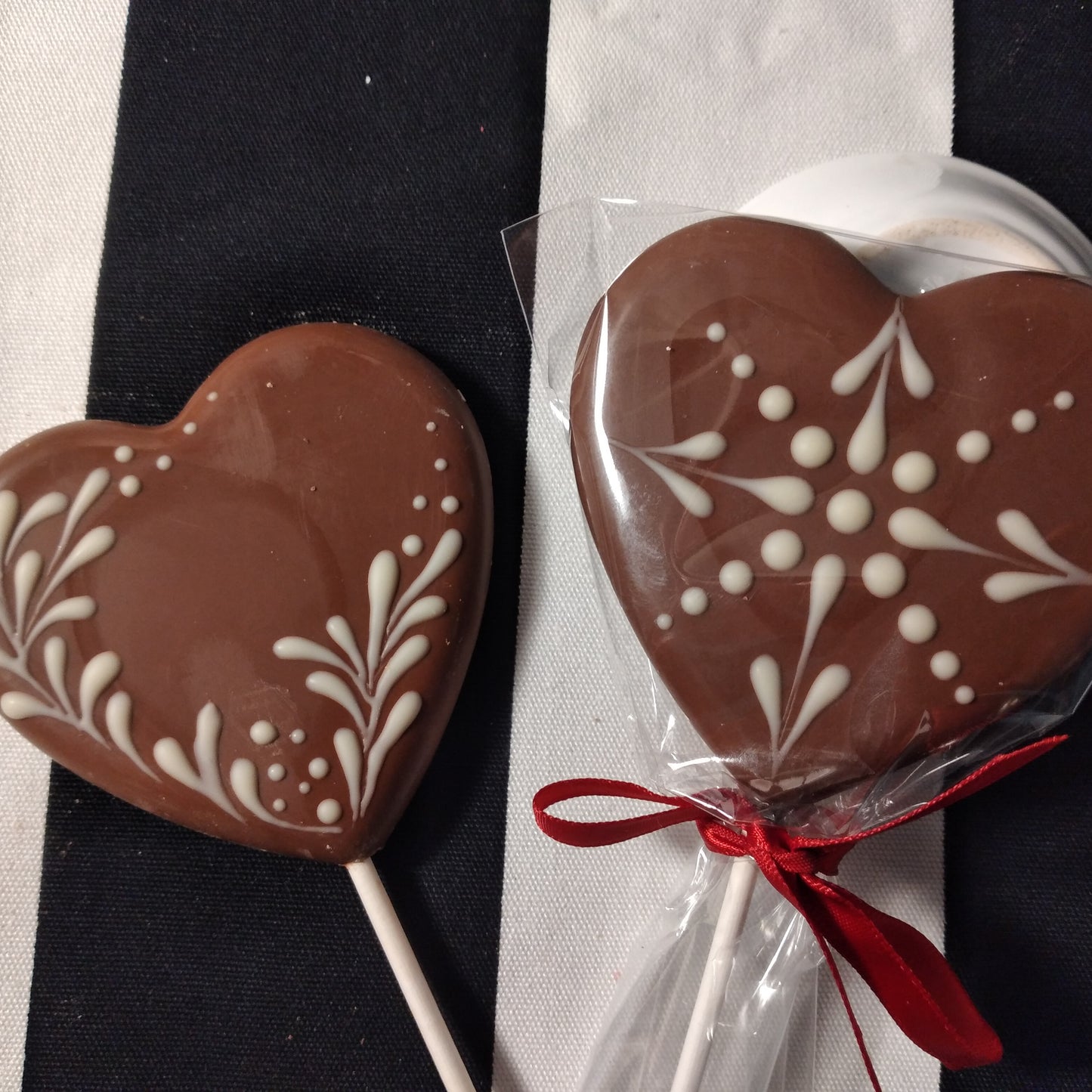 Délice des sucettes en forme de cœur de Saint-Valentin au chocolat peintes à la main.