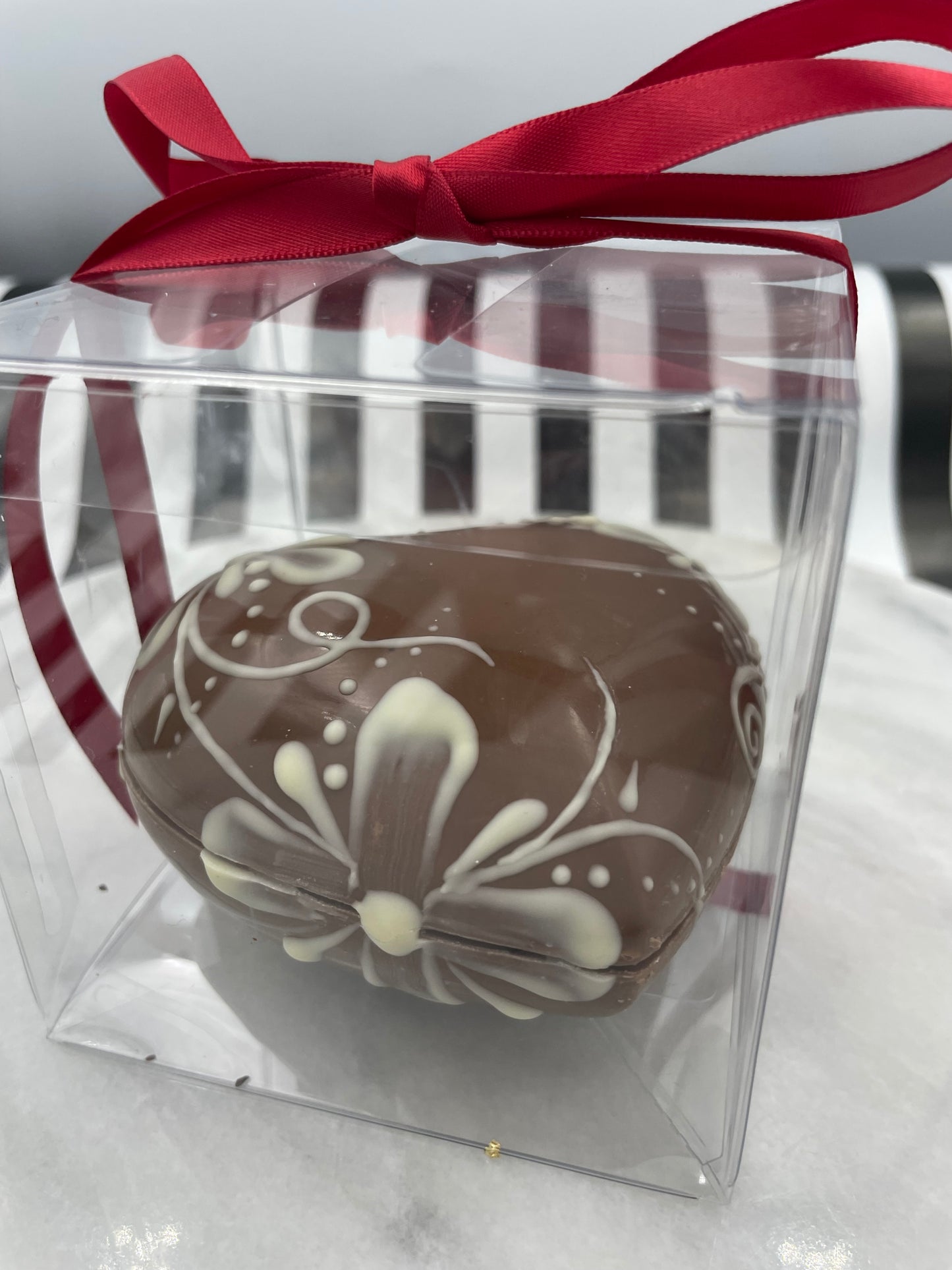 Boîte coeur en chocolat peinte à la main avec trois chocolats