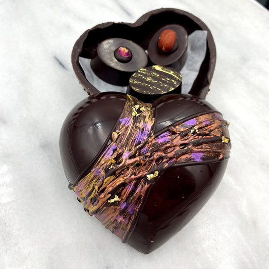 Boîte végétalienne en forme de cœur en chocolat peinte à la main avec trois chocolats