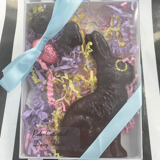 Queue de Peter Cotton végétalienne avec œuf en aluminium, œuf caramel à la noix de coco et poussin en chocolat