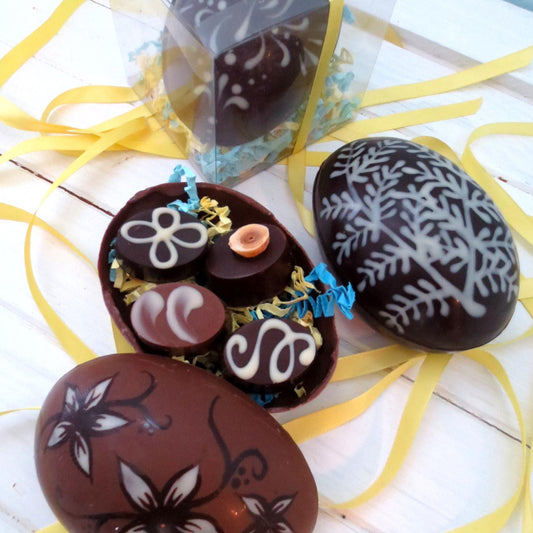 Oeuf de Pâques peint à la main avec quatre chocolats
