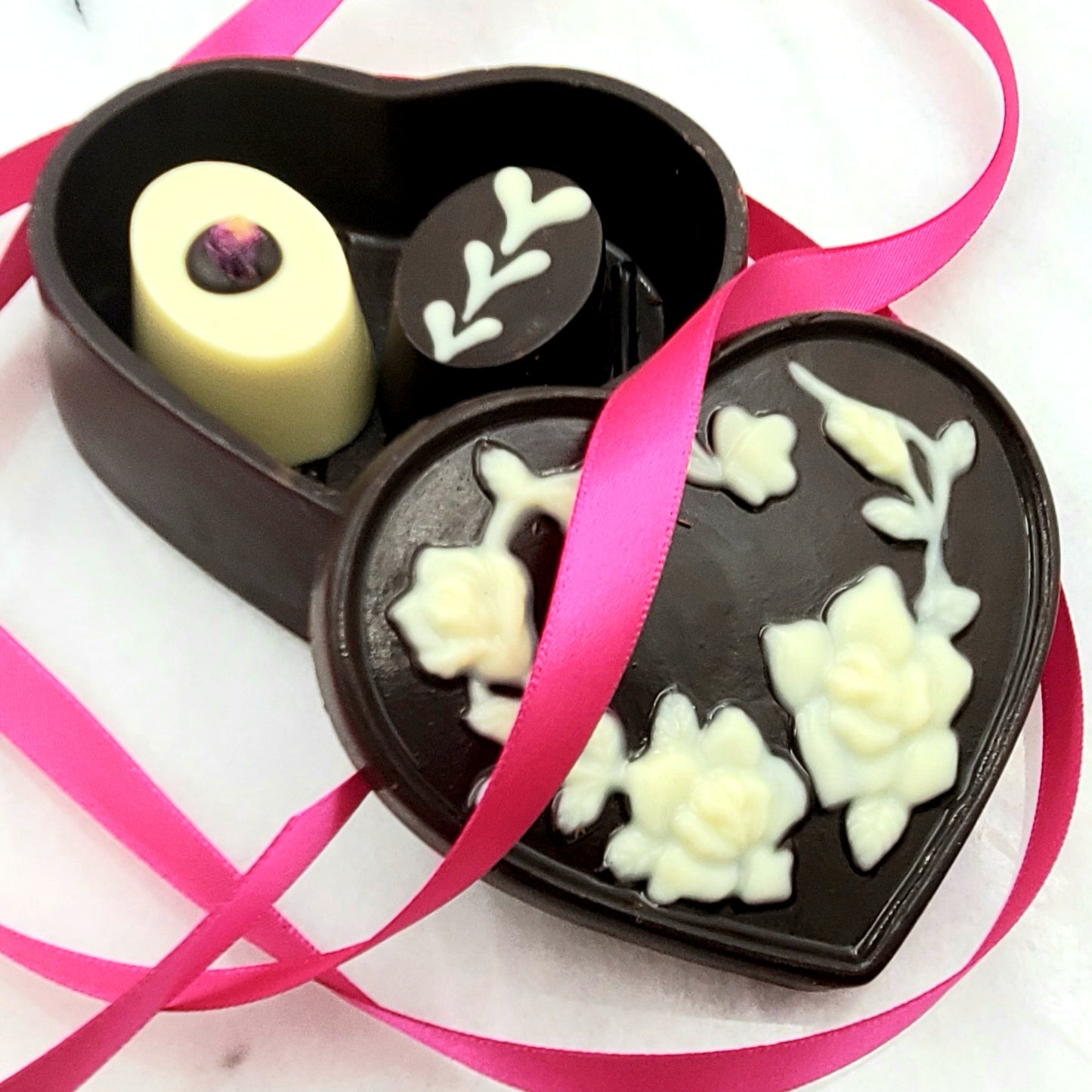 Boîte cœur et roses peinte à la main avec deux chocolats